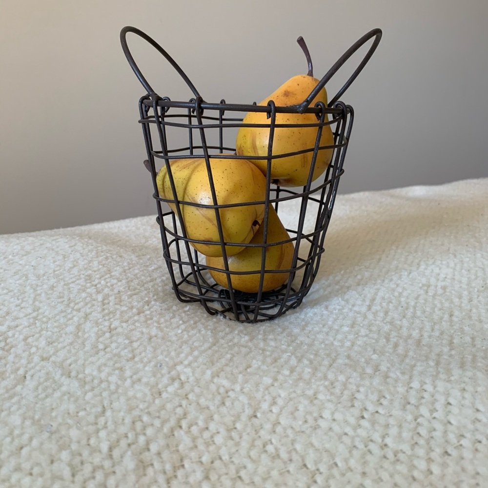 Wire vase and pear decor set